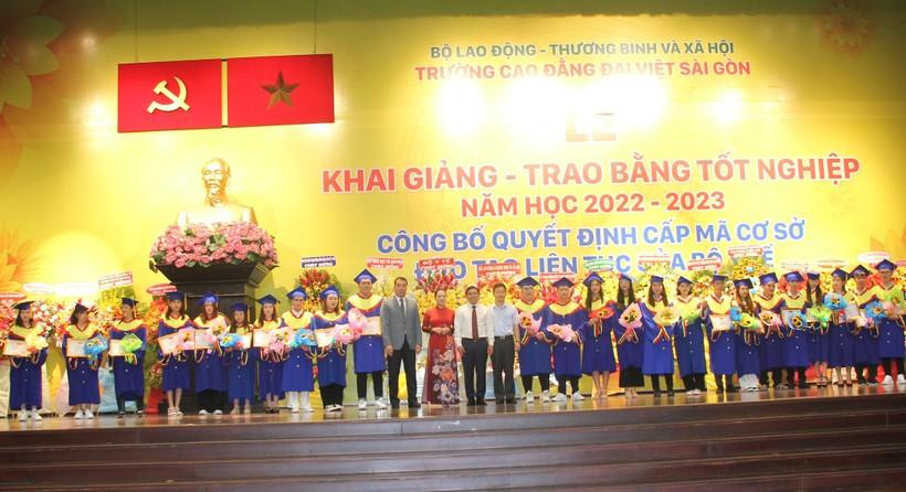 Những sinh viên có thành tích cao trong học tập nhận khen thưởng tại buổi lễ. Những sinh viên có thành tích cao trong học tập nhận khen thưởng tại buổi lễ.