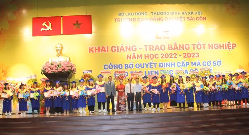Những sinh viên có thành tích cao trong học tập nhận khen thưởng tại buổi lễ. Những sinh viên có thành tích cao trong học tập nhận khen thưởng tại buổi lễ.