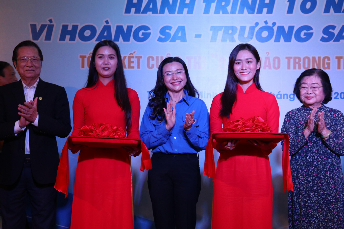 Chị Nguyễn Phạm Duy Trang, Bí thư T.Ư Đoàn, Chủ tịch Hội đồng Đội Trung ương cùng các thành viên Ban chủ nhiệm CLB đã cắt băng khánh thành triển lãm ảnh.