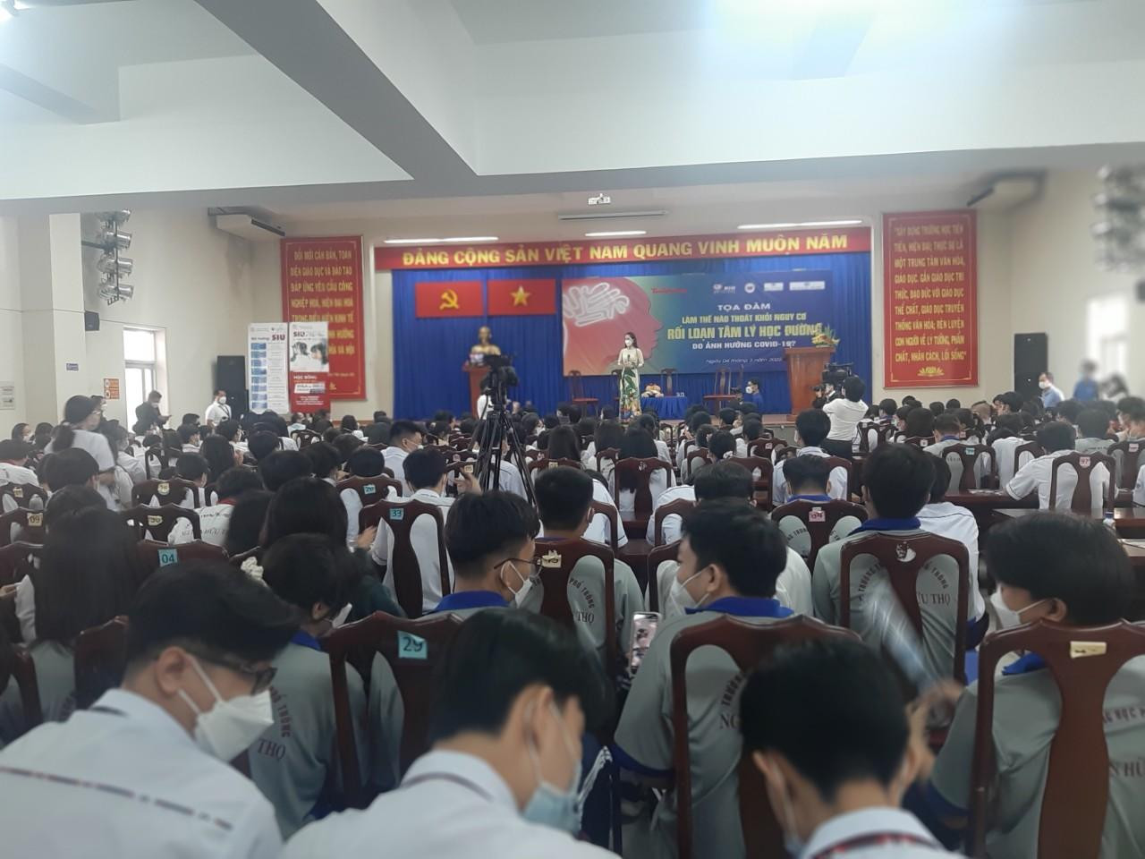 Rất đông các bạn trẻ tham gia buổi tọa đàm.