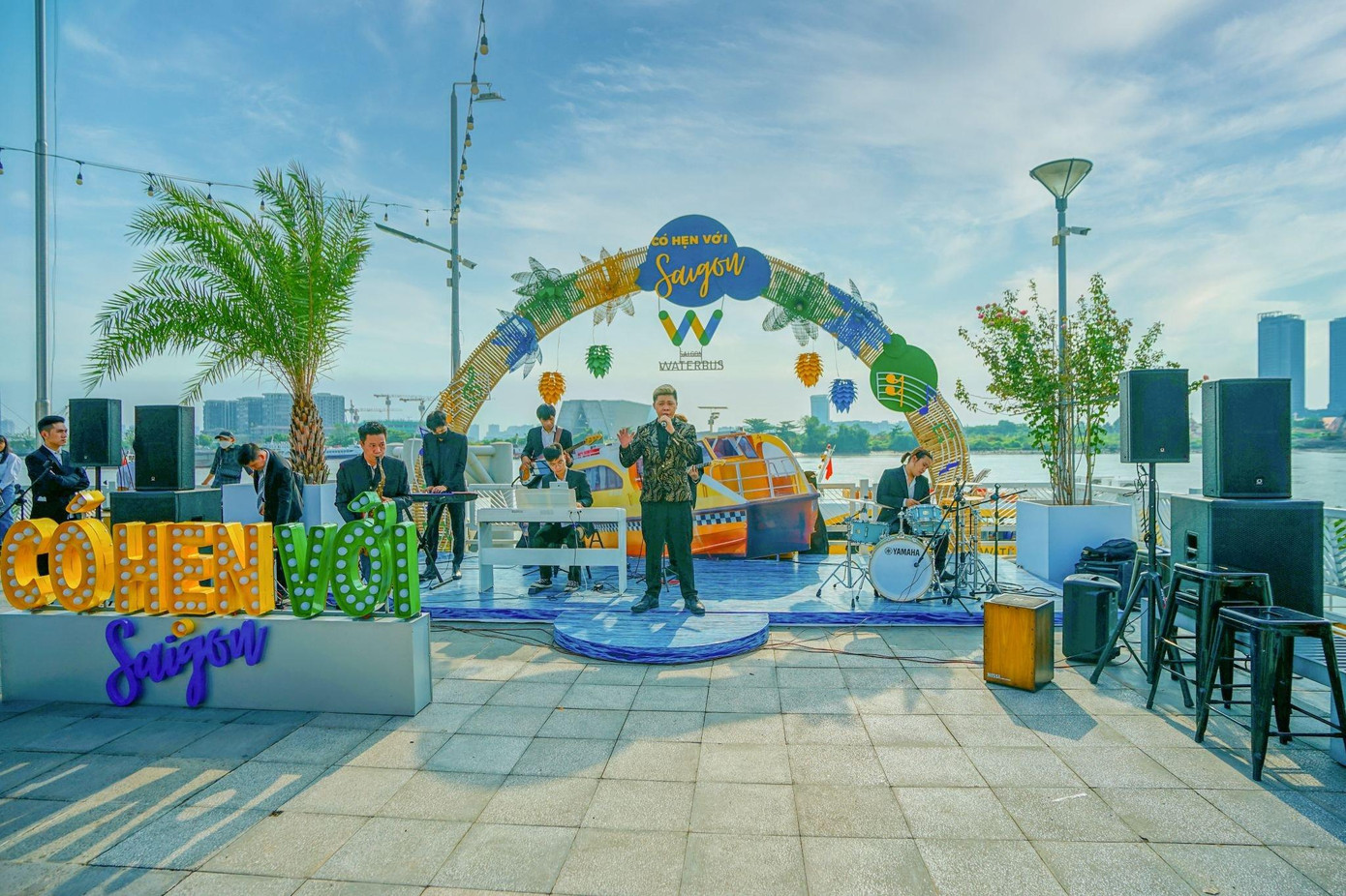 Vào mỗi tối thứ Bảy hằng tuần tại đây còn diễn ra các chương trình âm nhạc đường phố với nhiều chủ đề khác nhau. Các chương trình âm nhạc còn diễn ra dưới buýt sông tạo nên một bầu không khí rất "chill" cho nhiều người.