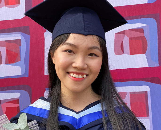 Lê Phạm Nguyệt Thương tốt nghiệp song bằng loại Giỏi. Lê Phạm Nguyệt Thương tốt nghiệp song bằng loại Giỏi.