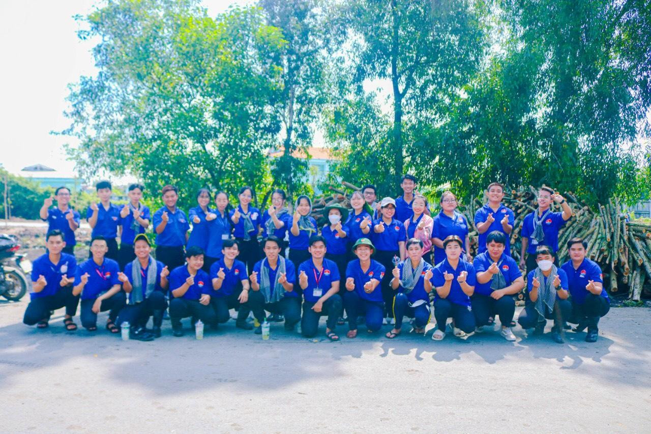 Đội hình sinh viên tình nguyện 'Mùa Hè Xanh' của Học viện Cán bộ TP. HCM.