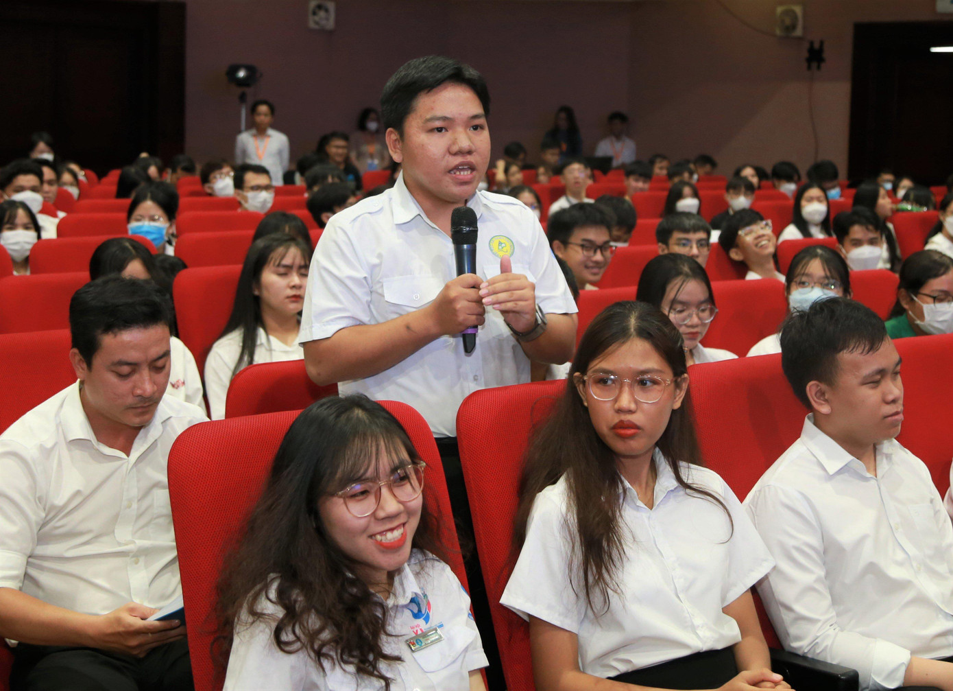 Một bạn sinh viên đặt câu hỏi tại buổi Lễ khai khóa. (Ảnh: Ngô Tùng) Một bạn sinh viên đặt câu hỏi tại buổi Lễ khai khóa. (Ảnh: Ngô Tùng)