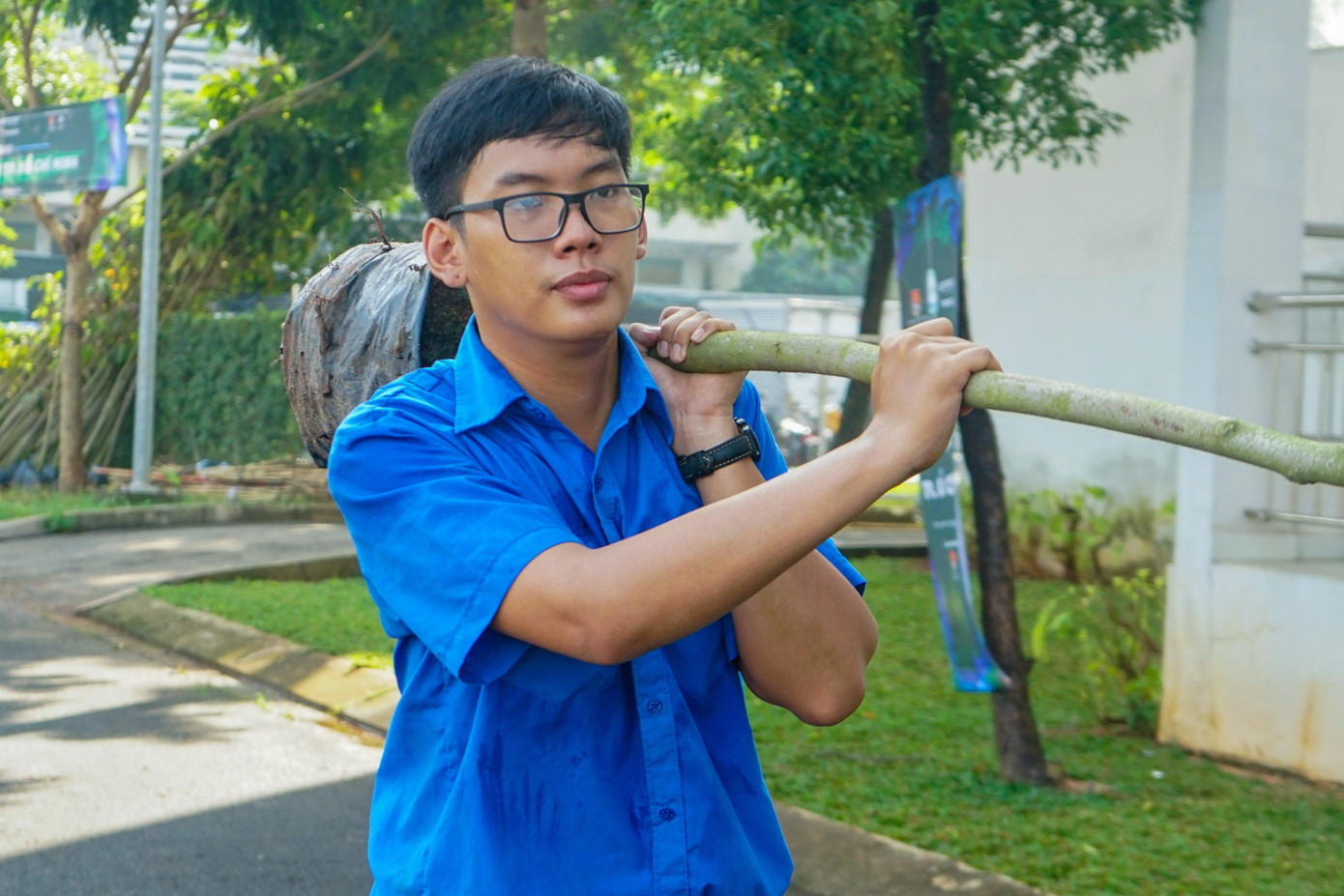 Các bạn tình nguyện viên hăng hái trồng cây.