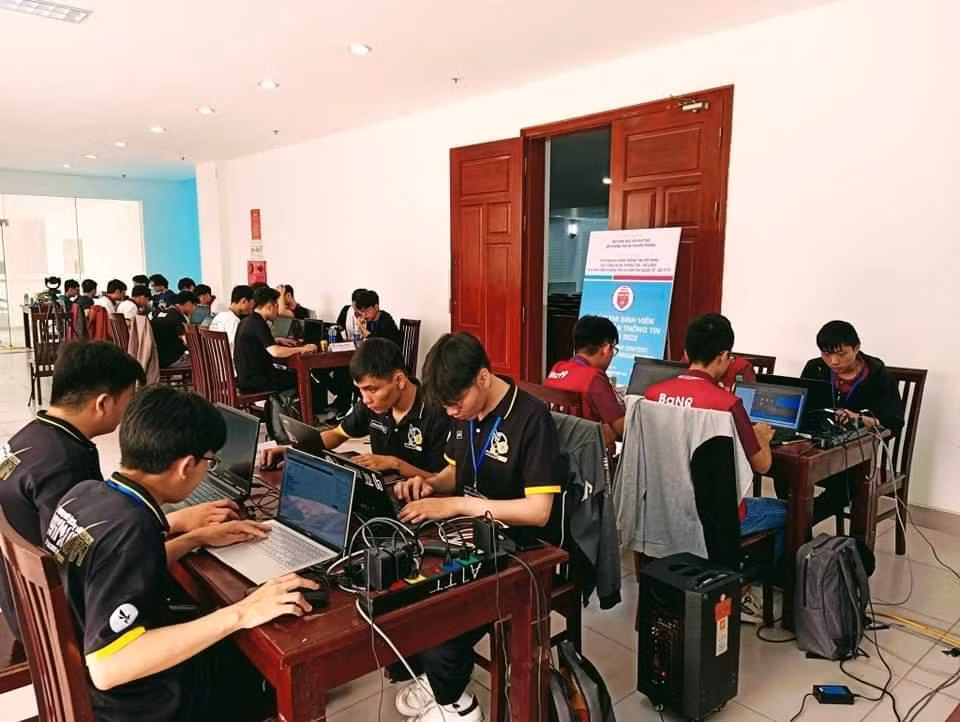 4 chàng trai đội UIT.pawf3ct (trường ĐH Công nghệ thông tin, ĐHQG TP. HCM) tham dự cuộc thi.