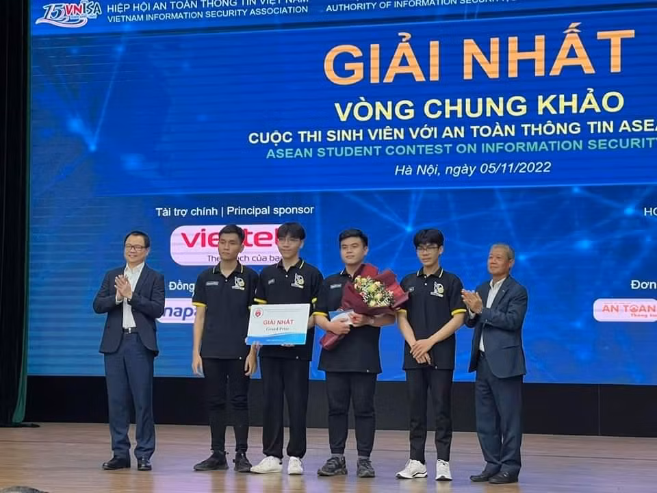 Đội UIT.pawf3ct xuất sắc giành ngôi vị quán quân ASCIS 2022.
