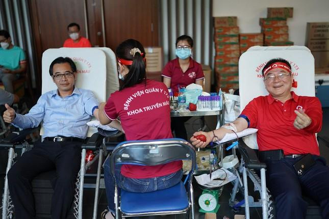 Nhà báo Lê Xuân Sơn, Tổng Biên tập báo Tiền Phong (bên phải) cùng ông Phạm Minh Mẫn, Phó Bí thư Quận ủy, Chủ tịch UBND quận Tân Phú tham gia hiến máu.