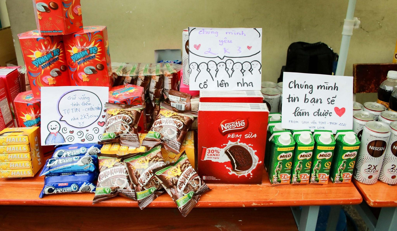 Các phần quà dành cho sĩ tử cũng được chuẩn bị xong.