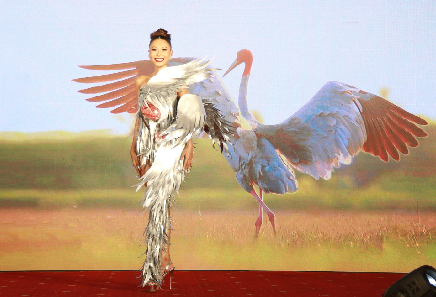 Gắn với chủ đề của cuộc thi 'Miss Earth 2022' là "Me love Fauna - Tôi yêu động vật", Thạch Thu Thảo mang đến bộ trang phục lấy cảm hứng từ loài sếu đầu đỏ và những thông điệp kêu gọi hành động bảo vệ loài động vật trong Sách Đỏ này. Gắn với chủ đề của cuộc thi 'Miss Earth 2022' là "Me love Fauna - Tôi yêu động vật", Thạch Thu Thảo mang đến bộ trang phục lấy cảm hứng từ loài sếu đầu đỏ và những thông điệp kêu gọi hành động bảo vệ loài động vật trong Sách Đỏ này.