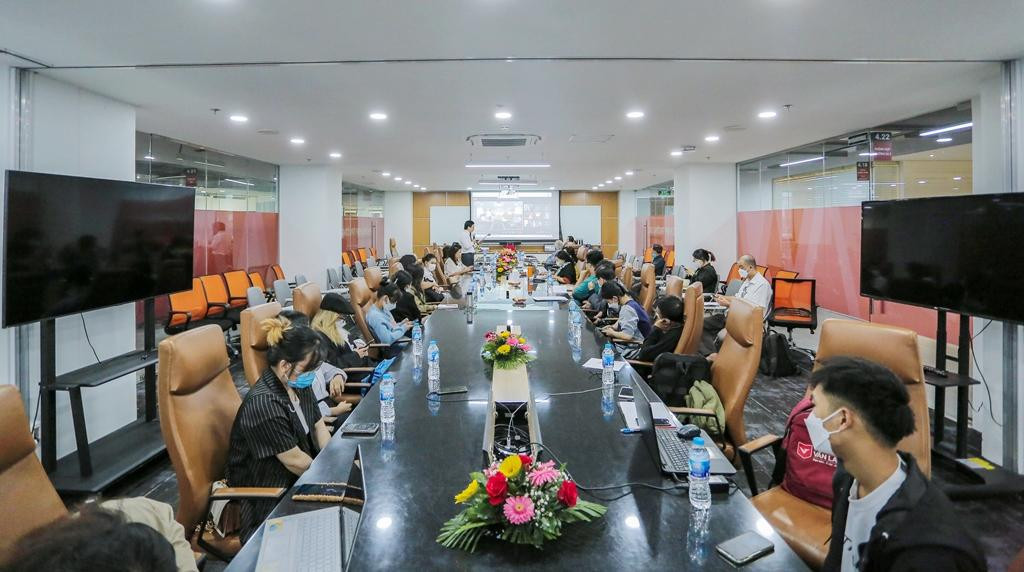 Nhiều học giả có mặt tại hội thảo.