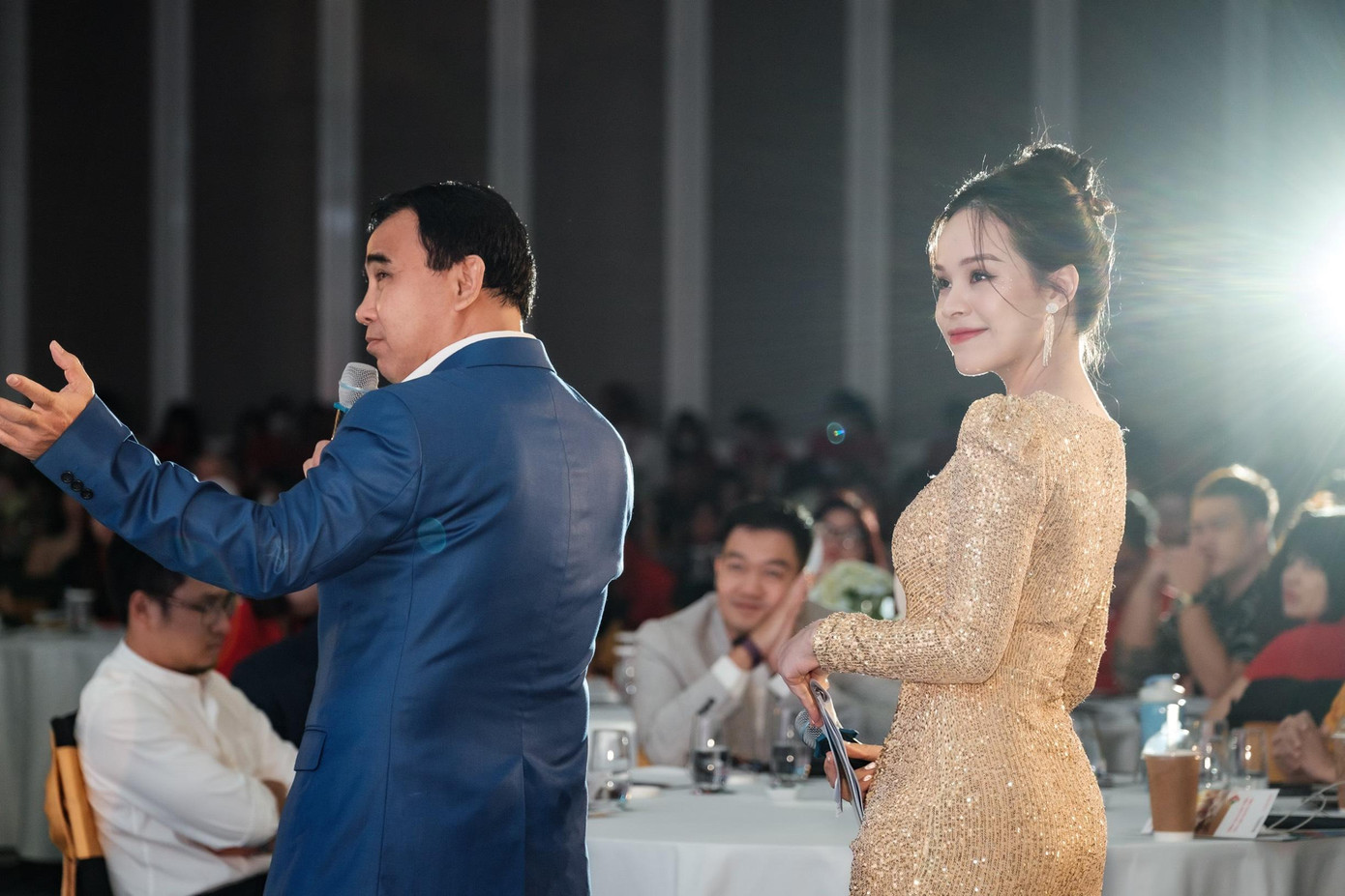 “Với phương trâm “Training from heart”, mình không chỉ coi học viên như học trò mà là tri âm tri kỷ để lắng nghe nhiều hơn, thấu hiểu nhiều hơn. Từ đó, tạo được những thay đổi tích cực vượt ngoài kì vọng”, MC Giang Hồng chia sẻ.