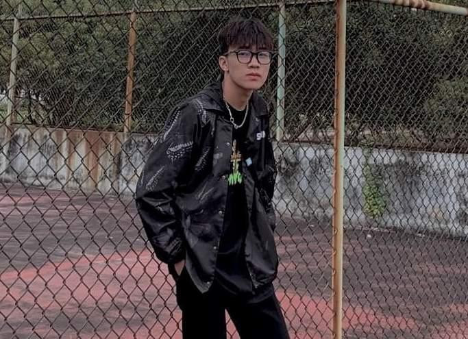 Khánh Thiện gây dấu ấn bởi vẻ ngoài điển trai và có phần “lãng tử”.