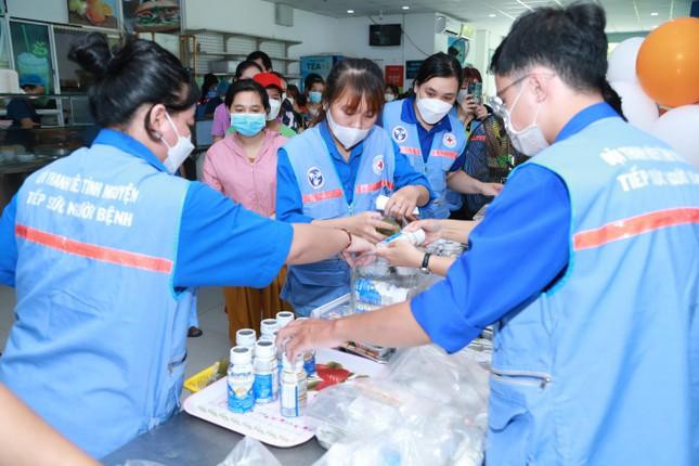 Các tình nguyện viên chương trình hỗ trợ trao những suất ăn cho bệnh nhân tại bệnh viện. (Ảnh: Ngô Tùng)