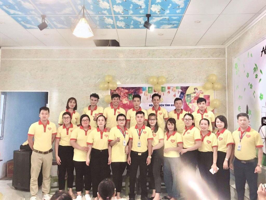 Anh Dương Văn Tùng cùng các thành viên của Hội từ thiện Tĩnh Gia.