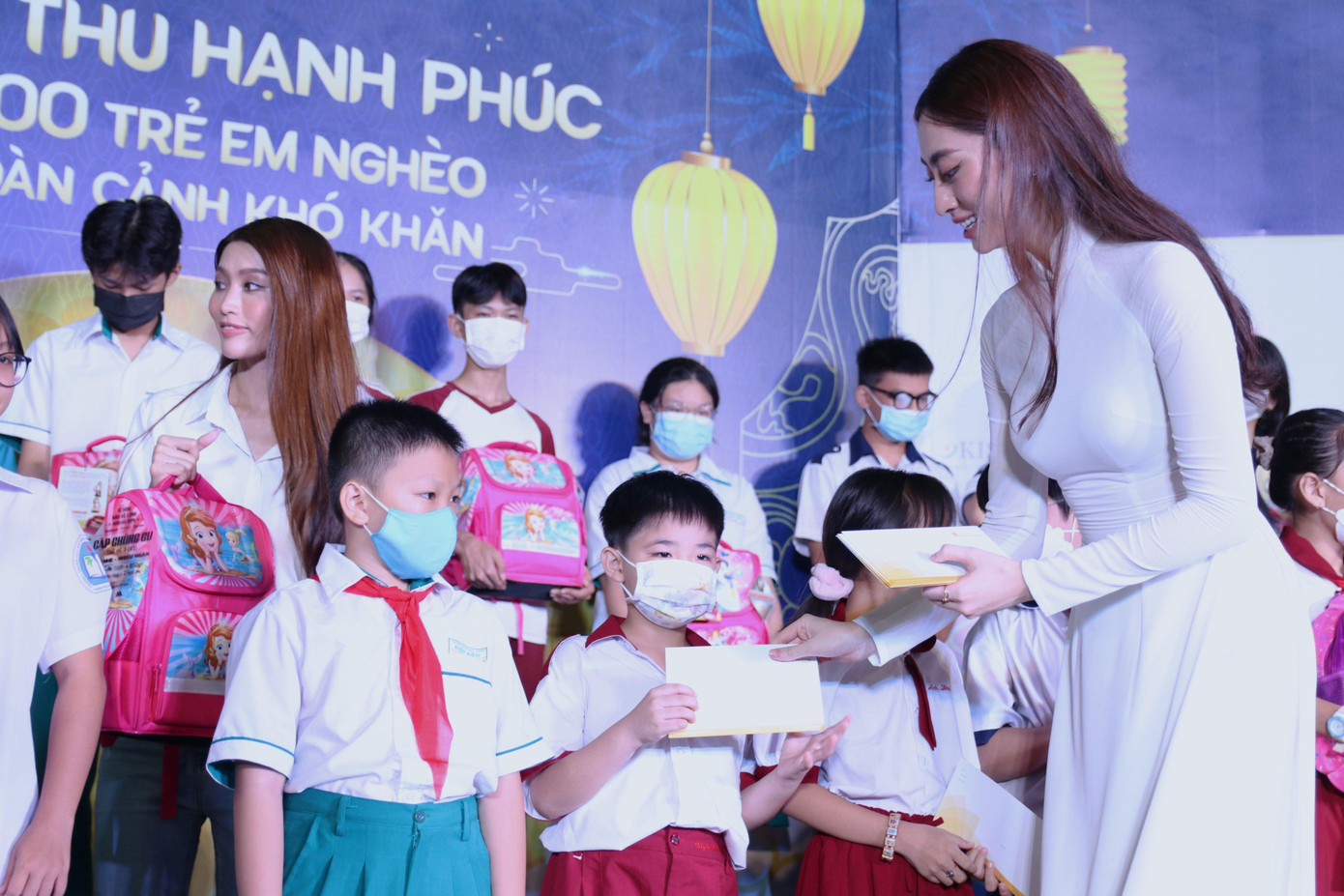 Hoa hậu Thế giới Việt Nam 2019 Lương Thùy Linh trao quà cho các em.