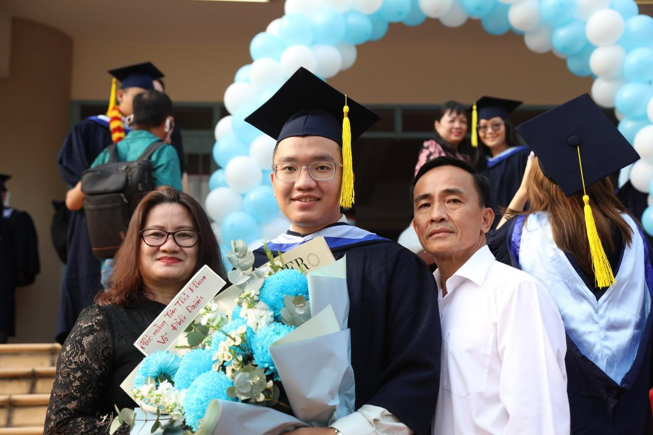 Võ Đình Doãn, một trong hai thủ khoa tốt nghiệp năm 2021, với số điểm 92/100 điểm. Võ Đình Doãn, một trong hai thủ khoa tốt nghiệp năm 2021, với số điểm 92/100 điểm.