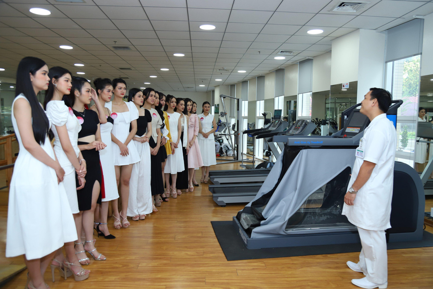 Bác sĩ Quách Long Vỹ giới thiệu phòng tập phục hồi chức năng hiện đại của Bệnh viện cho các thí sinh Hoa hậu Việt Nam.