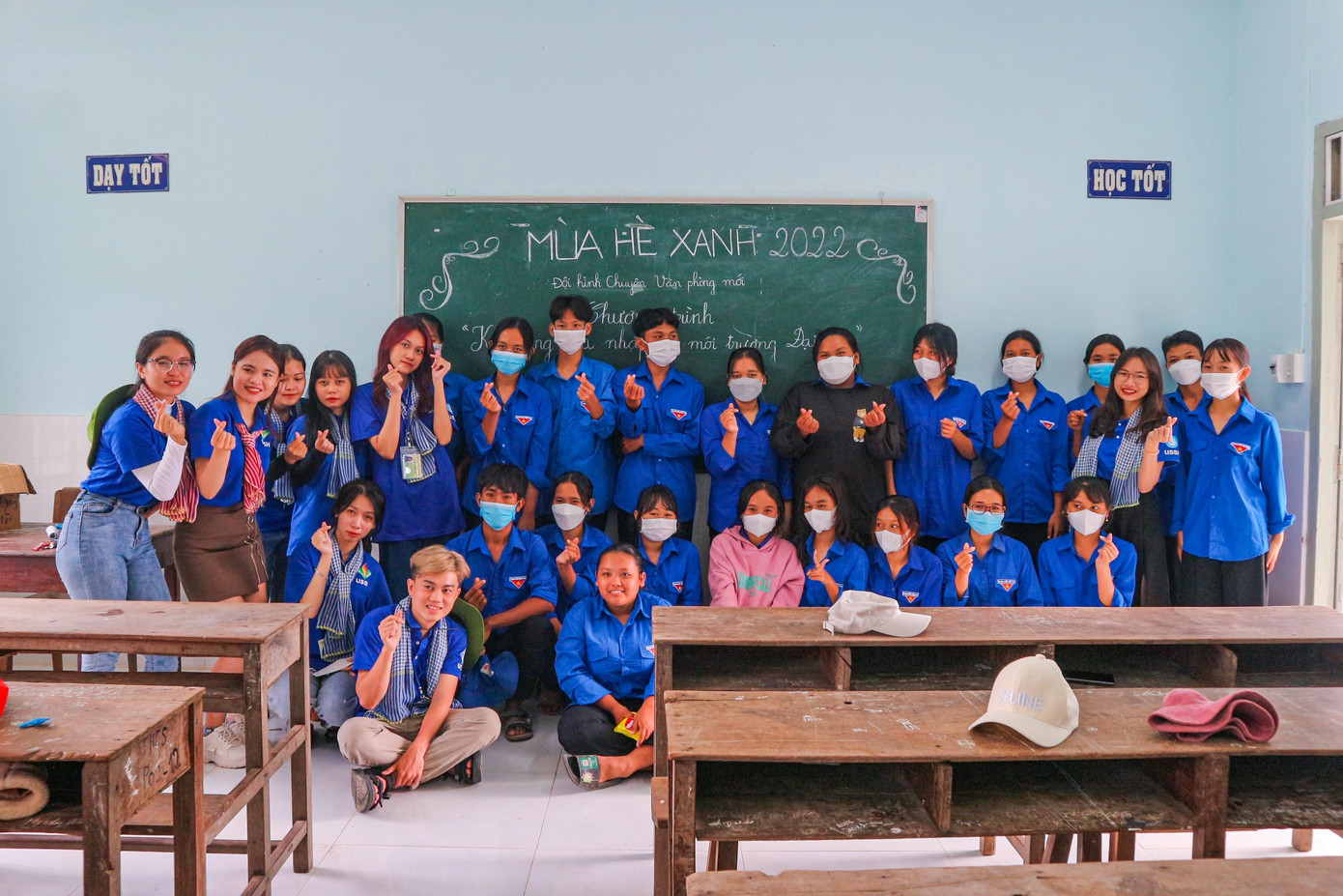 Các thành viên của Đội hình Chuyên Văn phòng Mới (trường ĐH KHXH&amp;NV, ĐHQG TP. HCM).