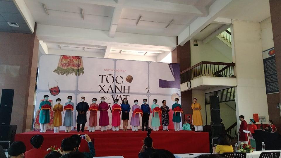 Ban Tổ chức cắt băng khánh thành, chính thức khai mạc Ngày hội Việt phục 'Tóc xanh - Vạt áo', mở màn cho Tuần lễ Văn hoá Sóng đôi.