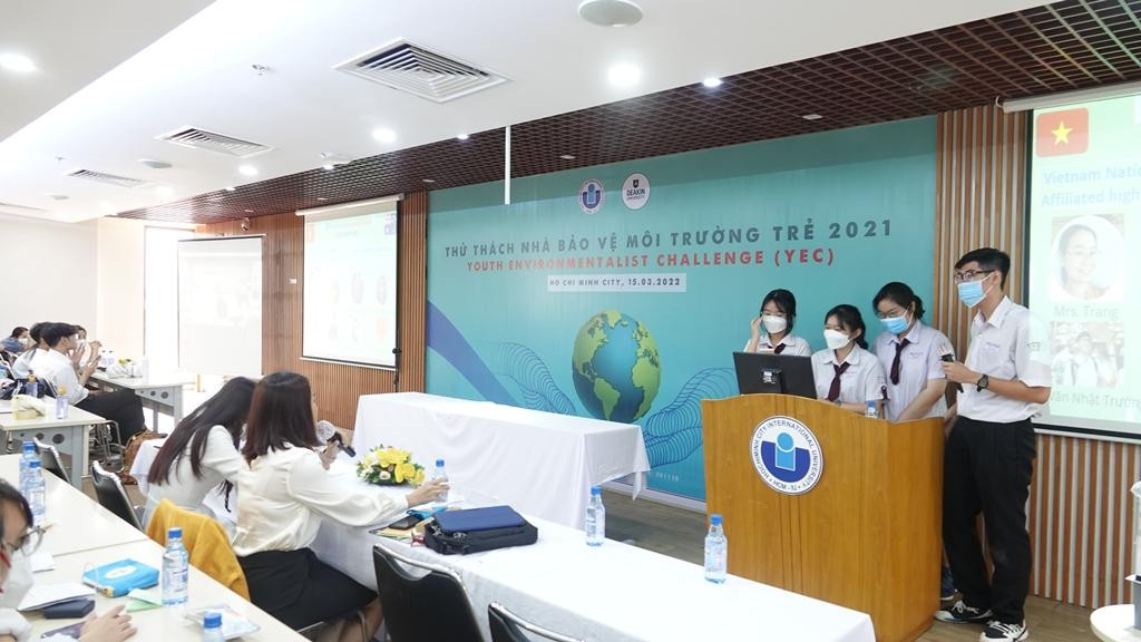 Các đội thi trình bày ý tưởng dự án với Ban giám khảo. Các đội thi trình bày ý tưởng dự án với Ban giám khảo.