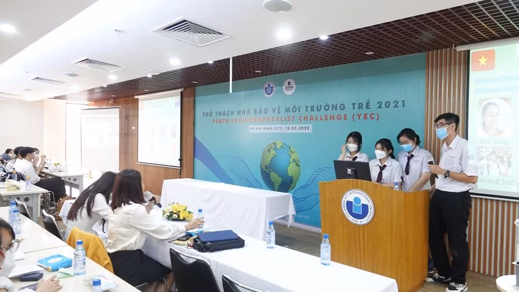 Các đội thi trình bày ý tưởng dự án với Ban giám khảo.