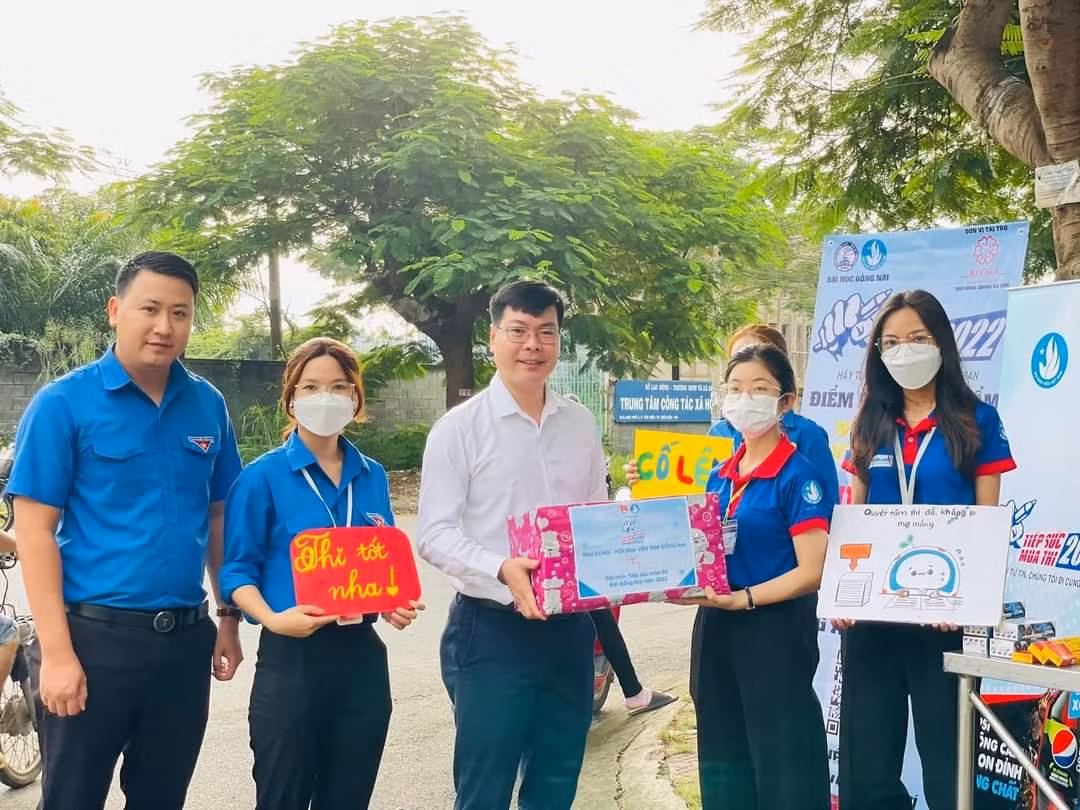 Hội Sinh viên tỉnh Đồng Nai đến thăm và tặng quà sinh viên tình nguyện 'Tiếp sức mùa thi'.