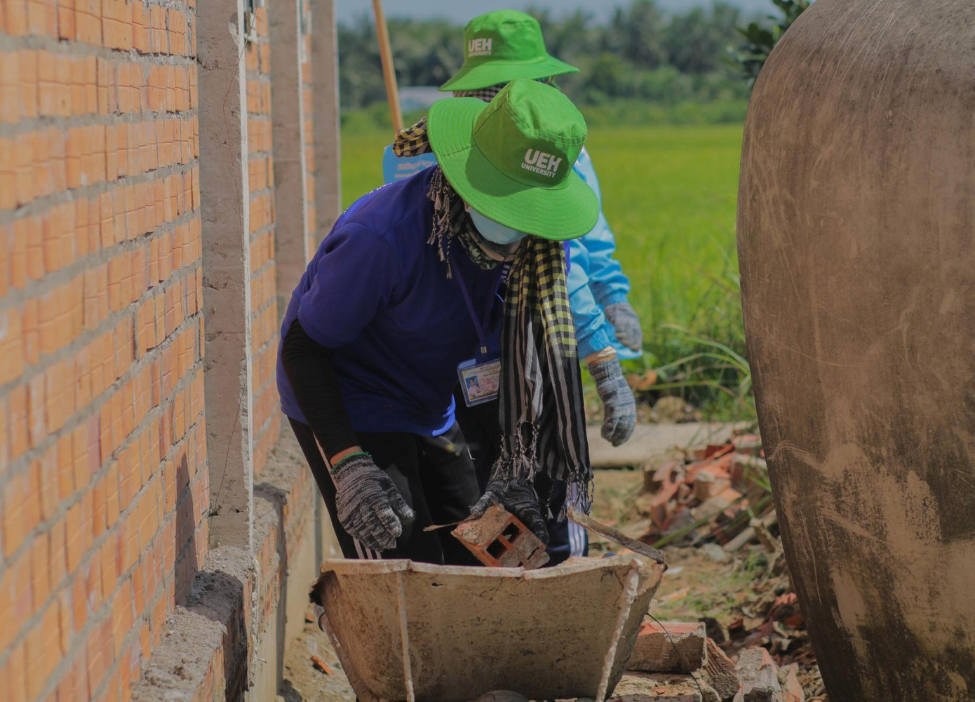 Các chiến sĩ tình nguyện Mùa hè xanh làm việc với tinh thần hăng say. Các chiến sĩ tình nguyện Mùa hè xanh làm việc với tinh thần hăng say.