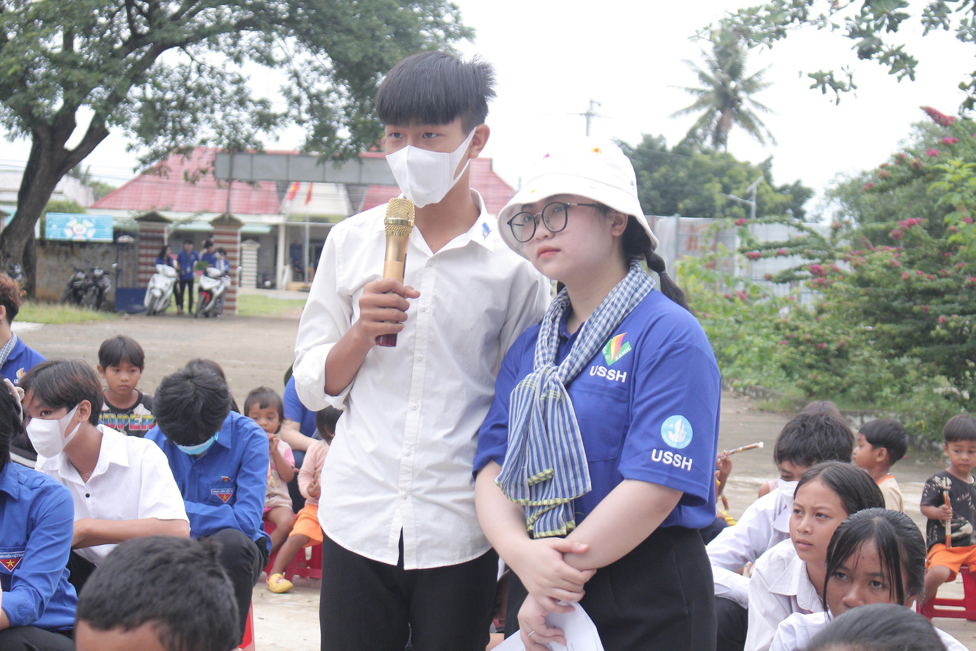 Các anh chị sinh viên áo xanh giao lưu với các em tại địa phương.