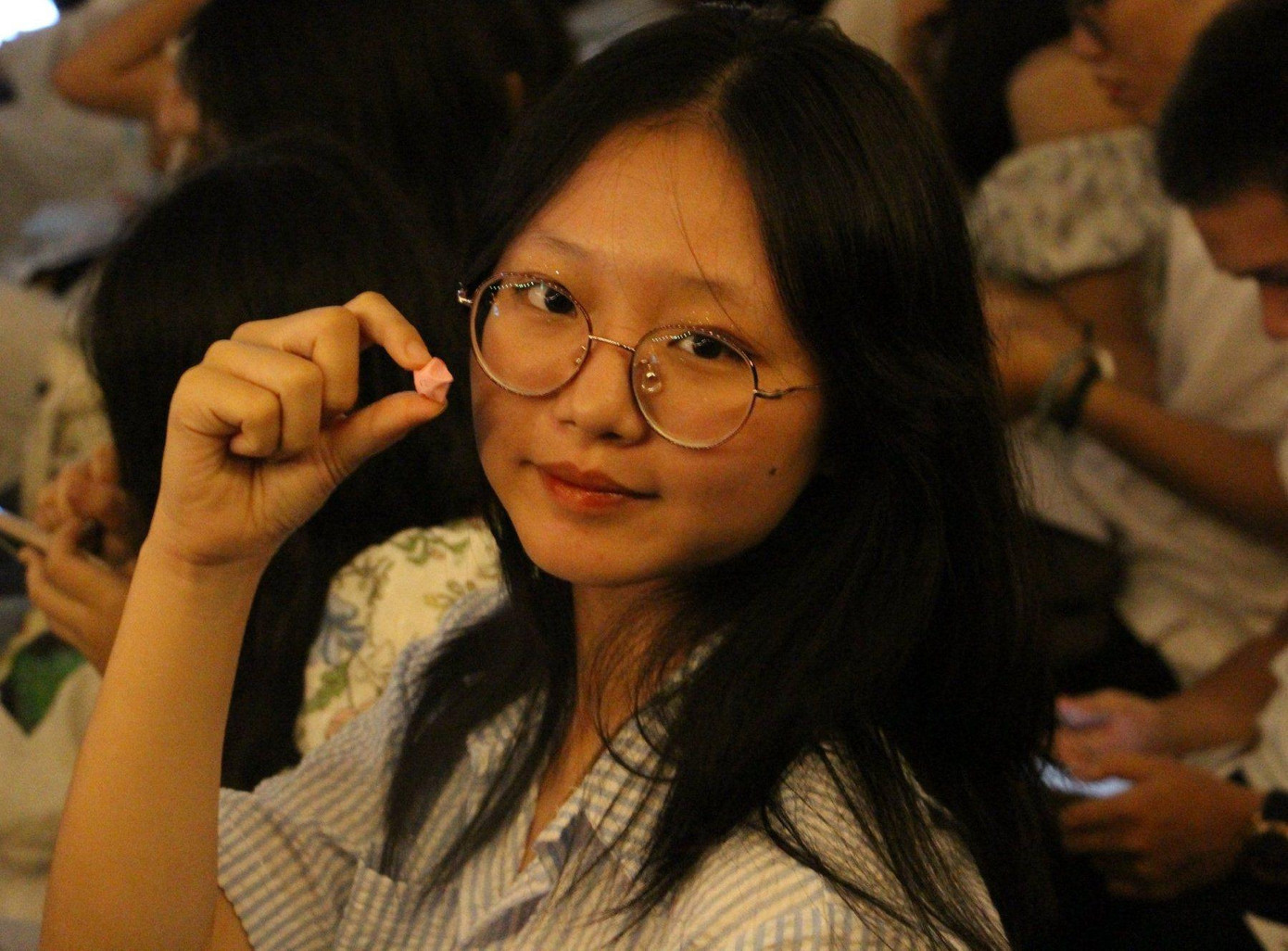 Bạn trẻ thích thú với hoạt động xếp sao.