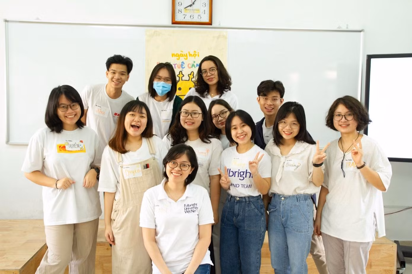 Kỳ Duyên cùng nhóm sinh viên tổ chức workshop về chủ đề EQ. Kỳ Duyên cùng nhóm sinh viên tổ chức workshop về chủ đề EQ.