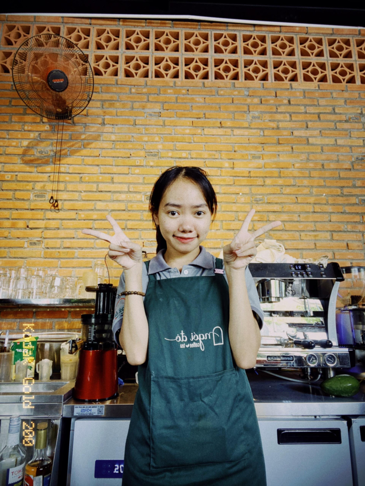 Huỳnh Thị Mỹ Lệ đang nỗ lực với công việc làm thêm của mình. Huỳnh Thị Mỹ Lệ đang nỗ lực với công việc làm thêm của mình.