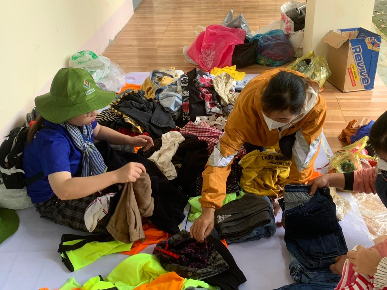 Chiến sĩ áo xanh chuẩn bị gian hàng 0 đồng để tặng các sản phẩm cho người dân địa phương.