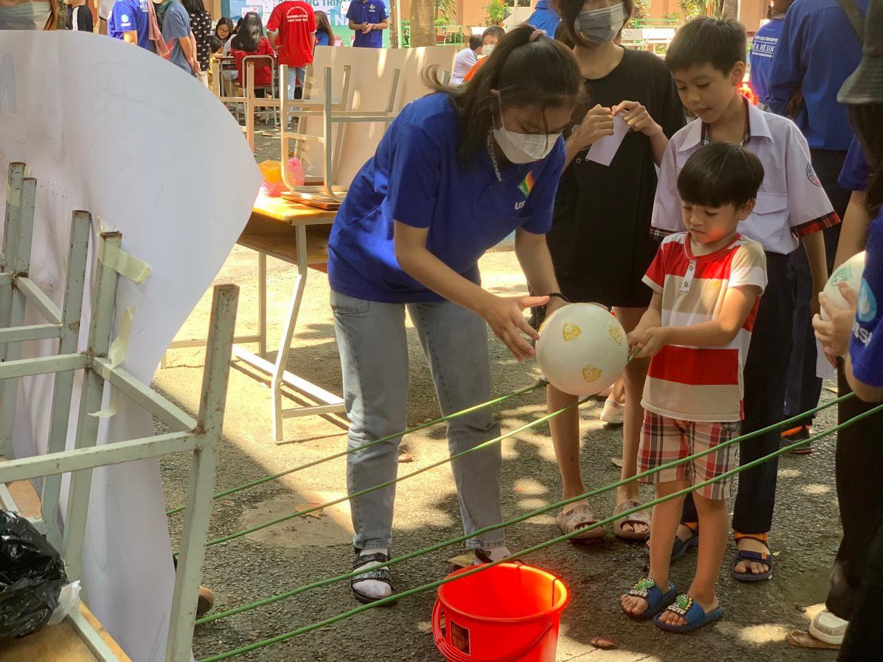 Các gian hàng trò chơi do các chiến sĩ áo xanh tổ chức thu hút các em nhỏ.