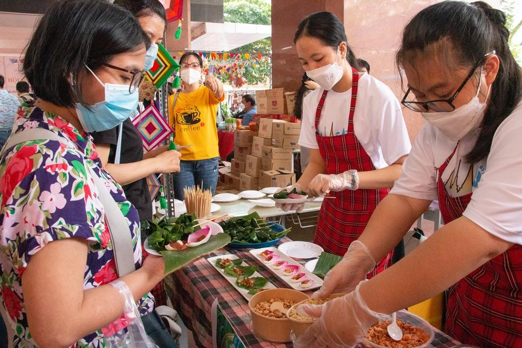 Gỏi cuốn Thái Lan lạ mắt thu hút nhiều thực khách.