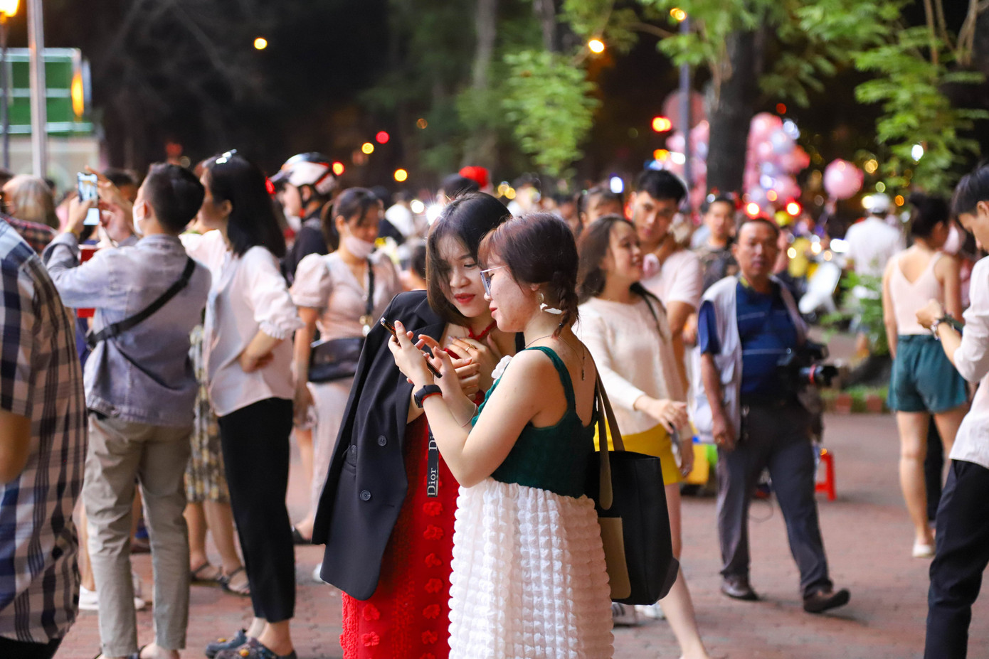 Các bạn trẻ cho biết thường sẽ tổ chức đi chụp ảnh sớm để đến Giáng sinh là kịp đăng ảnh. Nếu đợi tới sát lễ mới đi chụp sẽ phải chen chúc và xếp hàng rất lâu.