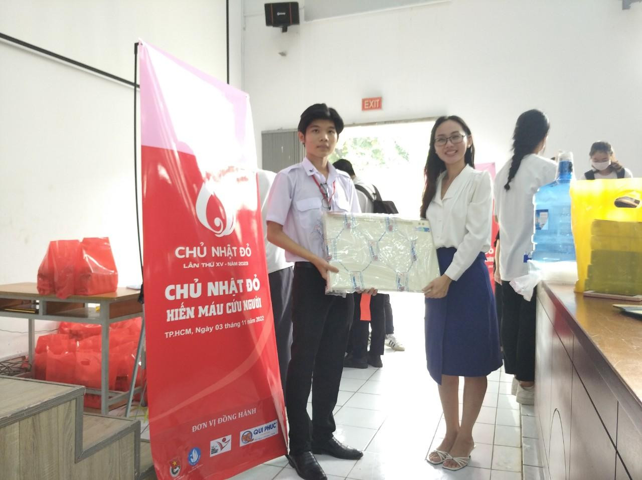 Giảng viên Nguyễn Thị Ngọc Huyền (bên phải) tham gia hiến máu tại chương trình.