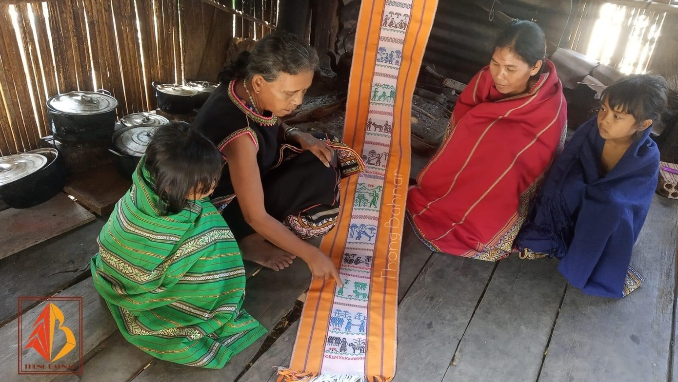 Nhi trực tiếp được nghe các nghệ nhân kể chuyện về nghề dệt thủ công của người Bahnar.