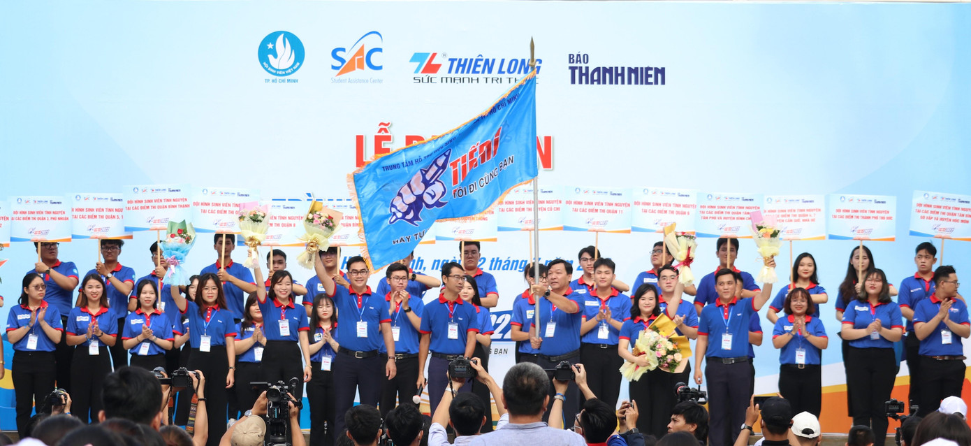 Trao cờ lệnh chương trình 'Tiếp sức mùa thi 2022' tại TP. HCM.