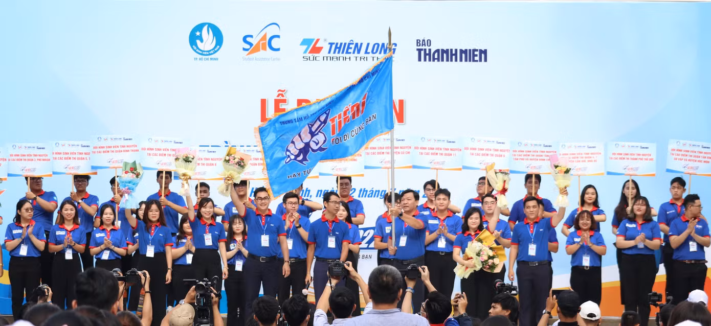 Trao cờ lệnh chương trình 'Tiếp sức mùa thi 2022' tại TP. HCM.