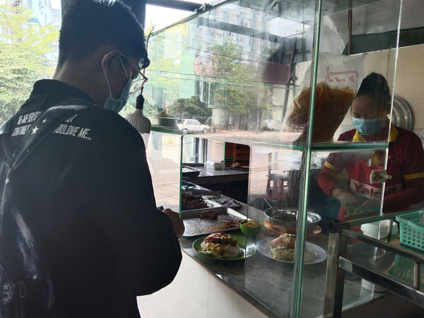 Với giá cả biến động nhanh chóng, sinh viên đã tìm cách để thích nghi. Với giá cả biến động nhanh chóng, sinh viên đã tìm cách để thích nghi.