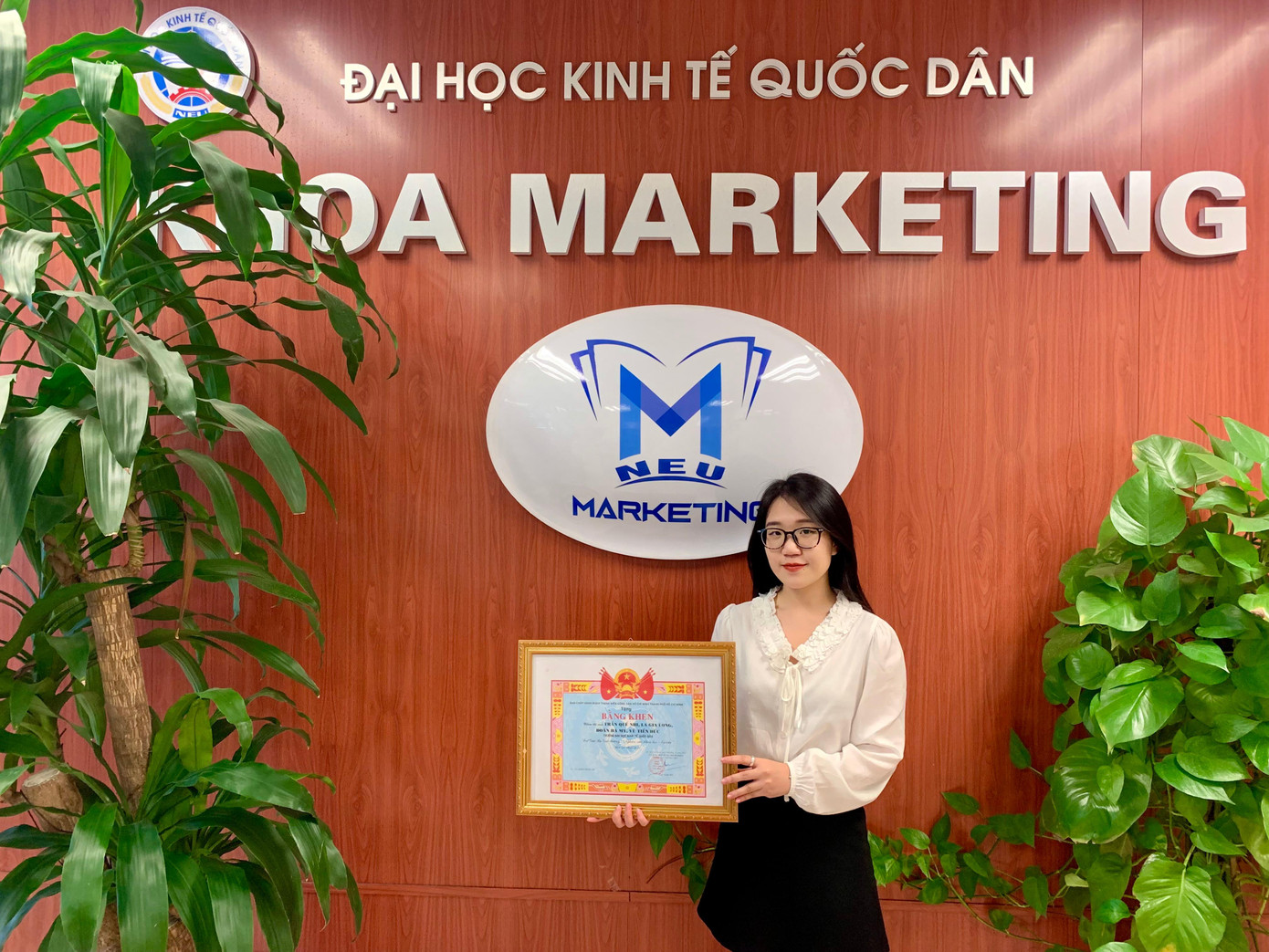 Cô sinh viên thể hiện nhiệt huyết, khả năng lãnh đạo khi tham gia câu lạc bộ, tổ chức các hoạt động ngoại khóa.