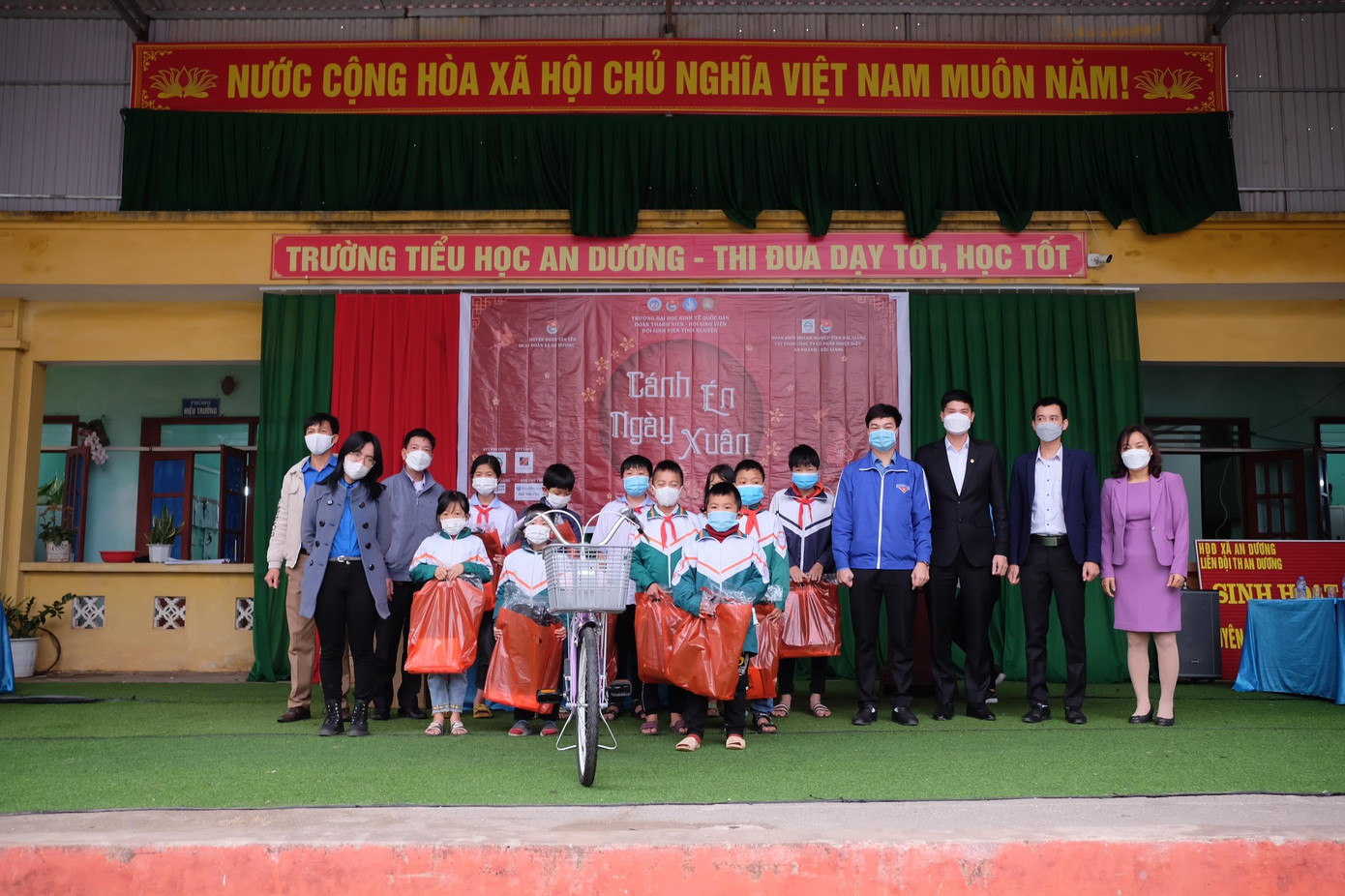 Những phần quà ý nghĩa Đội trao tặng cho em nhỏ vượt khó vươn lên trong học tập. Những phần quà ý nghĩa Đội trao tặng cho em nhỏ vượt khó vươn lên trong học tập.