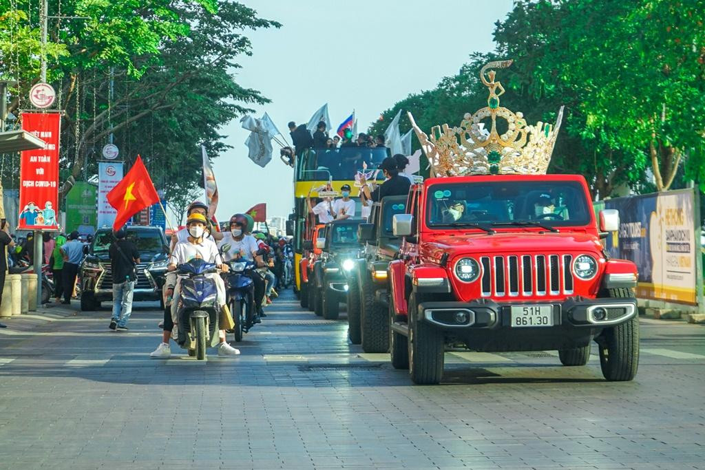 Đoàn xe Thùy Tiên bao gồm 4 xe hiệu Jeep và một chiếc xe buýt 2 tầng, trong đó chiếc xe bán tải Jeep chạy dẫn đầu của đoàn chở theo biểu tượng vương miện có kích thước khổng lồ mà Thùy Tiên đang đội trên đầu.