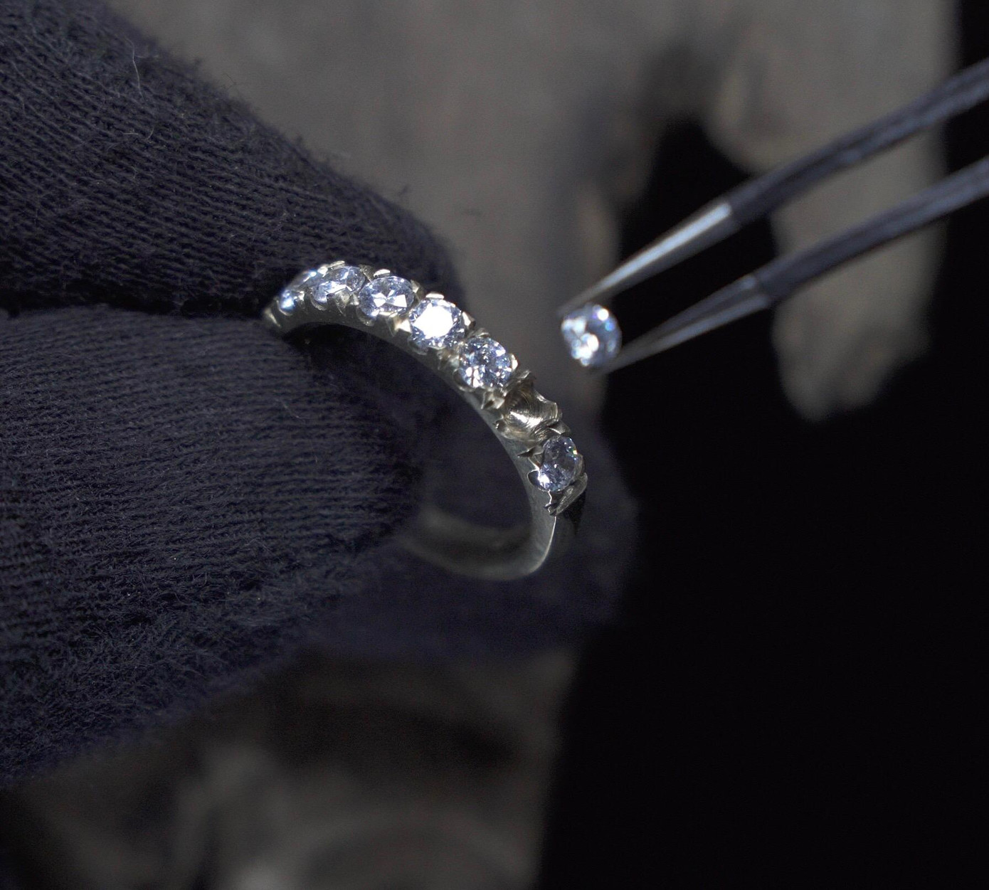 Để tạo ra một sản phẩm hoàn mỹ từ những đường nét nhỏ nhất, Đình Đạt dành sự tập trung tuyệt đối cho từng công đoạn.