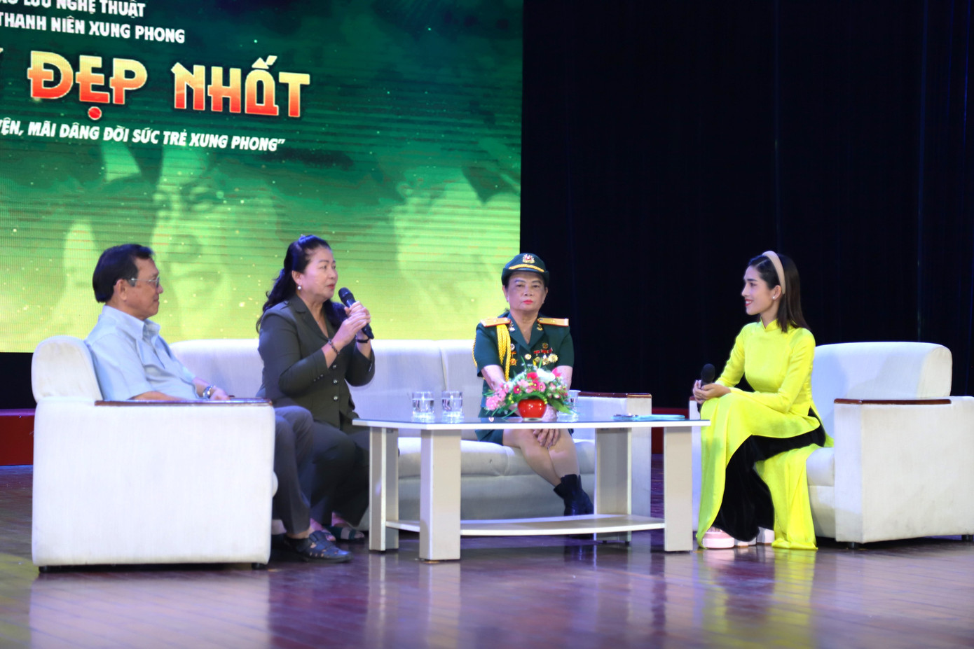 Các bạn sinh viên được lắng nghe những chia sẻ của những cựu TNXP về quá trình lao động, chiến đấu năm xưa. Các bạn sinh viên được lắng nghe những chia sẻ của những cựu TNXP về quá trình lao động, chiến đấu năm xưa.