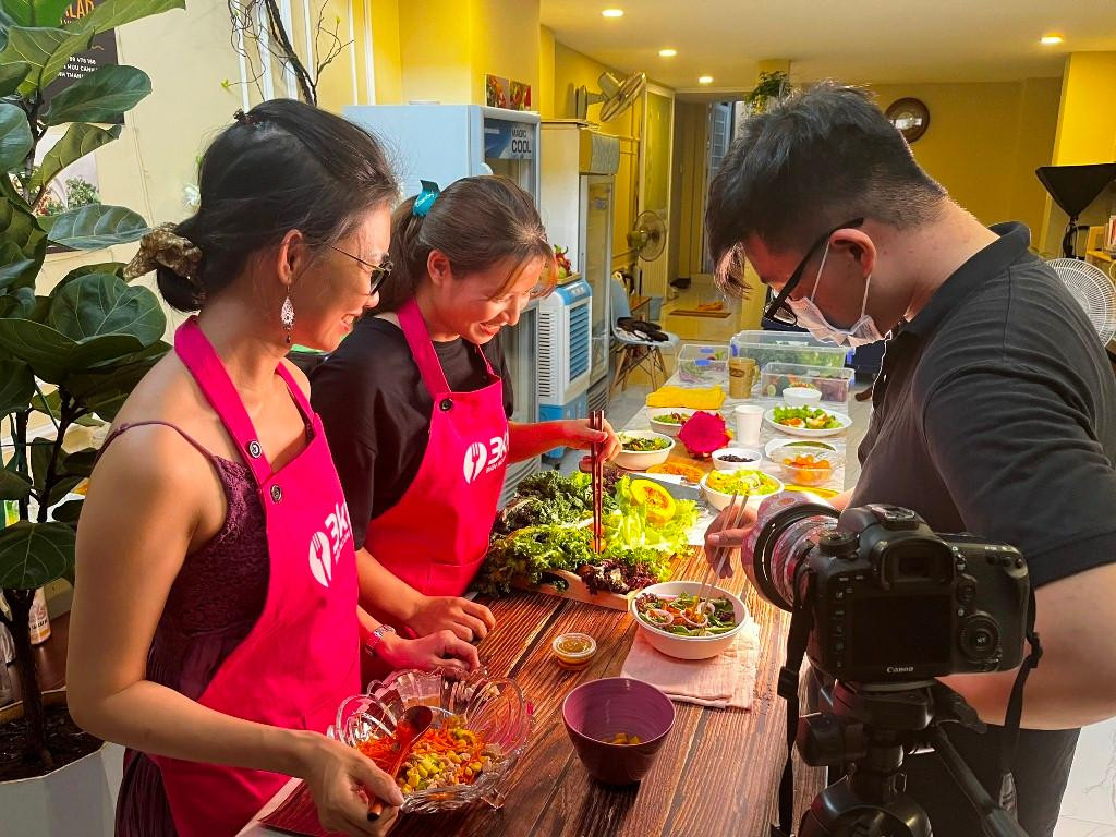 Những hoạt động hỗ trợ người bán đồ ăn nhà làm của nhóm bạn "3Km Food".