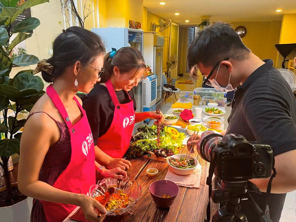Những hoạt động hỗ trợ người bán đồ ăn nhà làm của nhóm bạn "3Km Food".