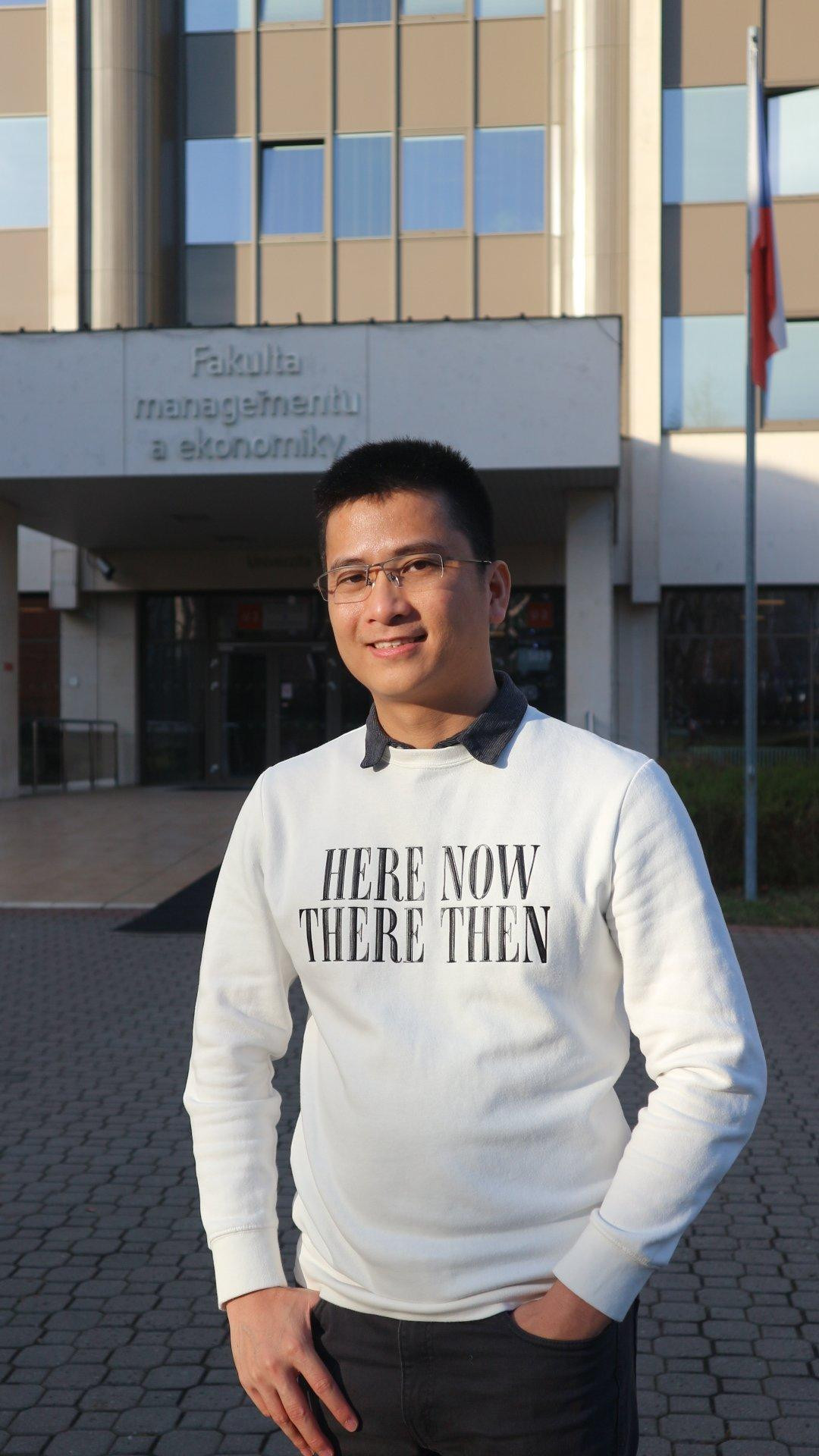 Khó khăn lớn nhất của Phạm Tấn Nhật khi nghiên cứu là tìm và đọc tài liệu. Khó khăn lớn nhất của Phạm Tấn Nhật khi nghiên cứu là tìm và đọc tài liệu.