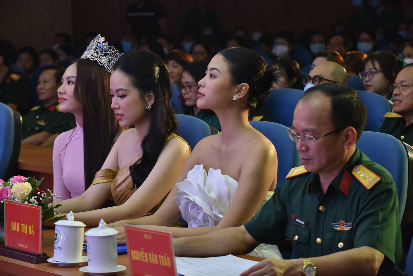 3 người đẹp cùng có mặt với vai trò là khách mời trong chương trình. 3 người đẹp cùng có mặt với vai trò là khách mời trong chương trình.